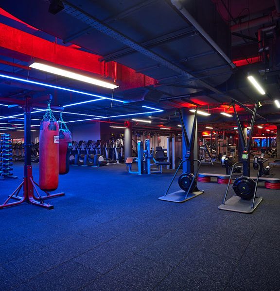 Modernes Fitness First Fitnessstudio